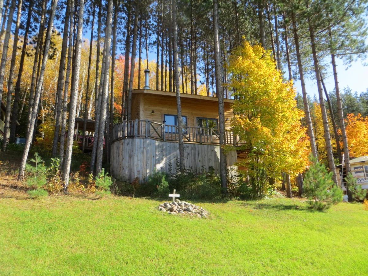 La Maison Sous Les Arbres Saint Roch de Mekinac Exteriör bild